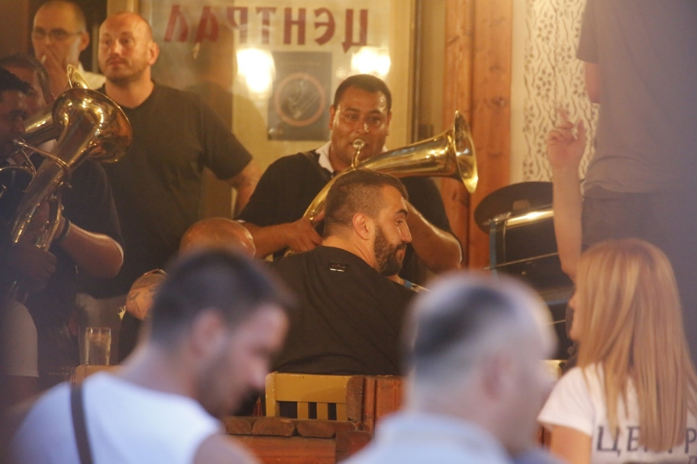 Zatvorili kafanu samo za Pekovića! (FOTO)