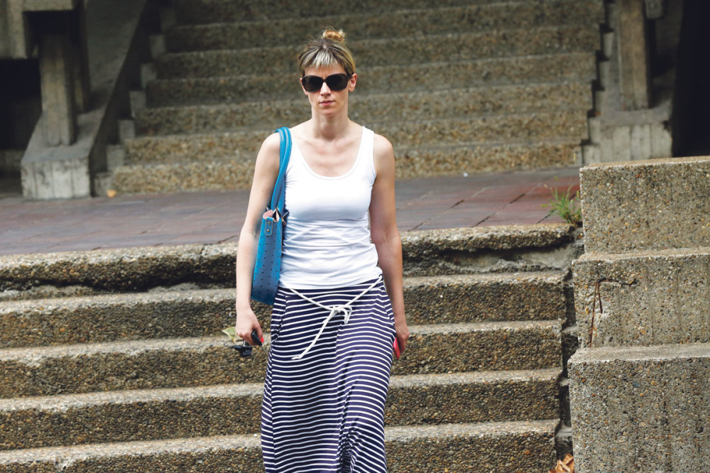 Mina izvlači muža iz ćuze