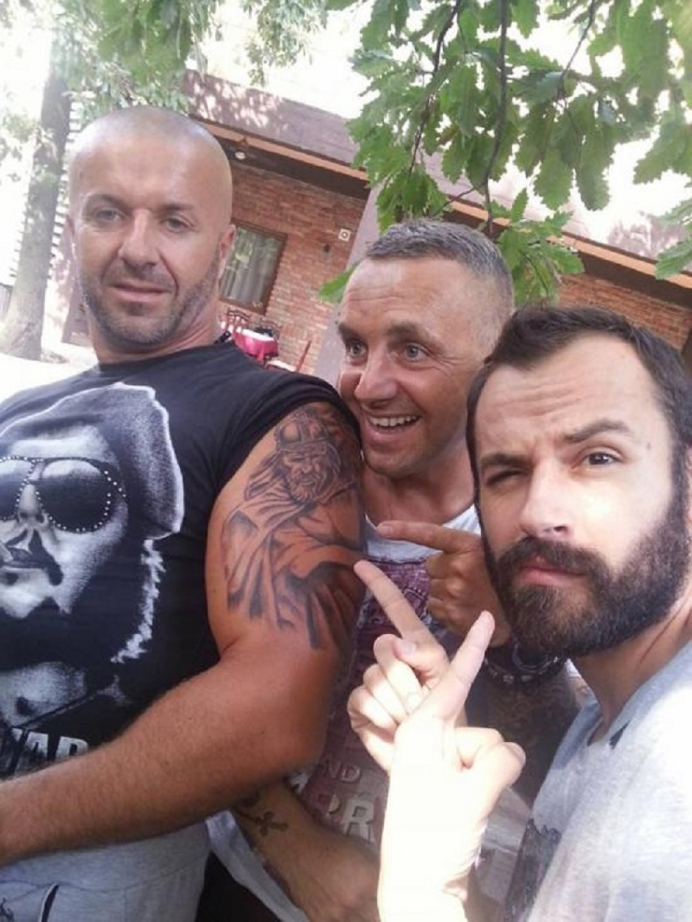 Srećko istetovirao Dušana na ruci! (FOTO)
