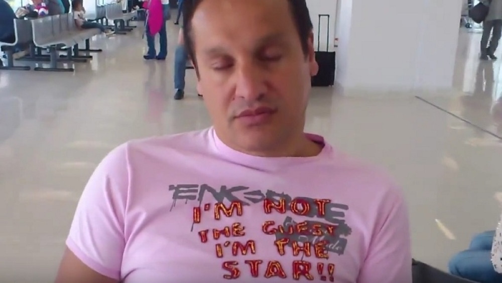 Gagi Fanki Dži zaspao na aerodromu (VIDEO)