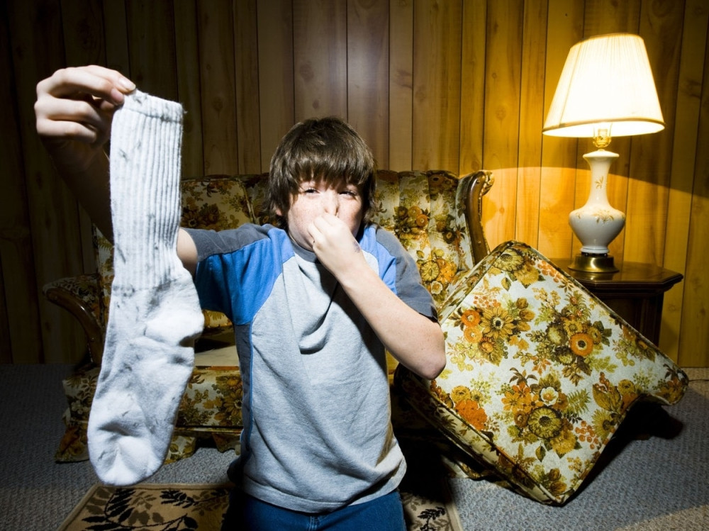 Preti mu robija zbog prljavih čarapa!