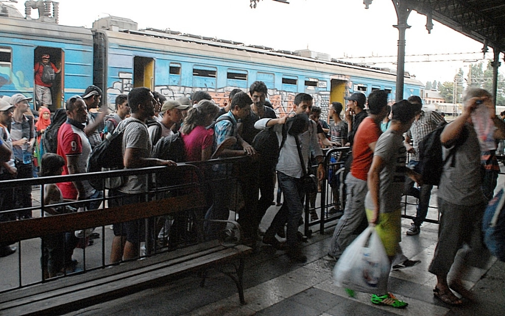 Migranti se potukli da uđu u voz za Srbiju