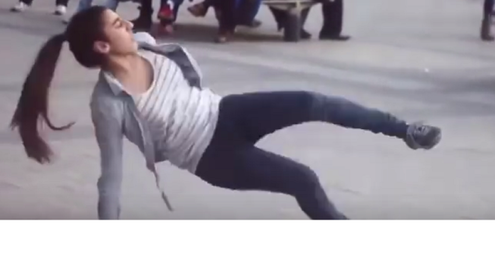 Pogledajte šta sve ova devojka može sa loptom