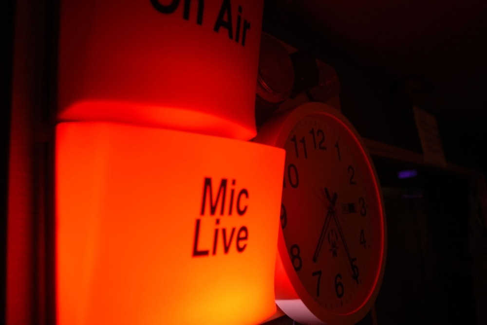 Upao u radio stanicu i izbo novinarku!