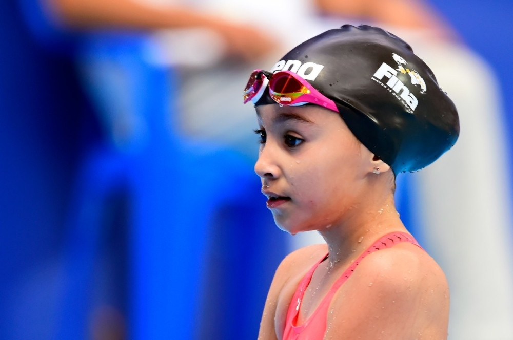 Ona ima samo 10 godina a pliva kao matora... (VIDEO)