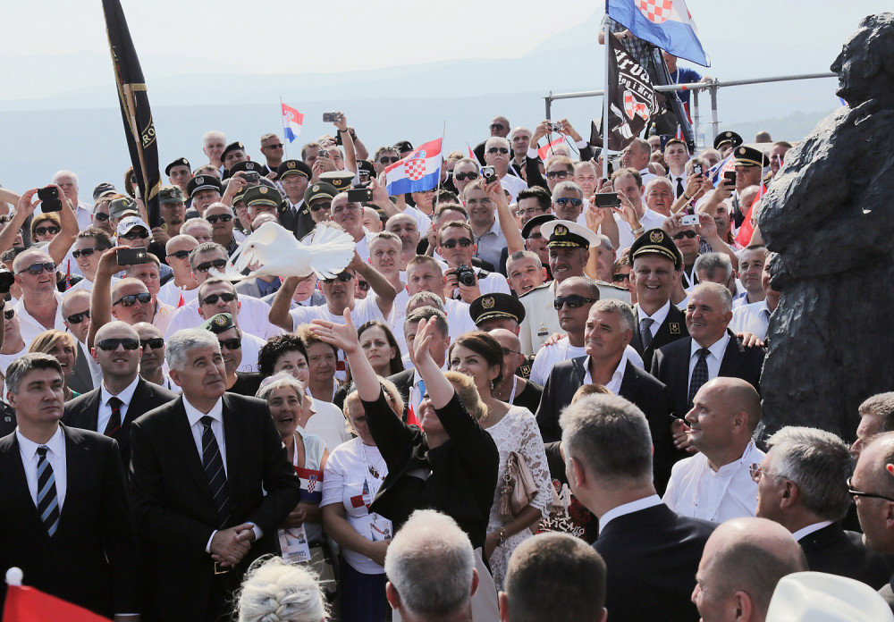 Političari se igraju, a onda narod ispašta!