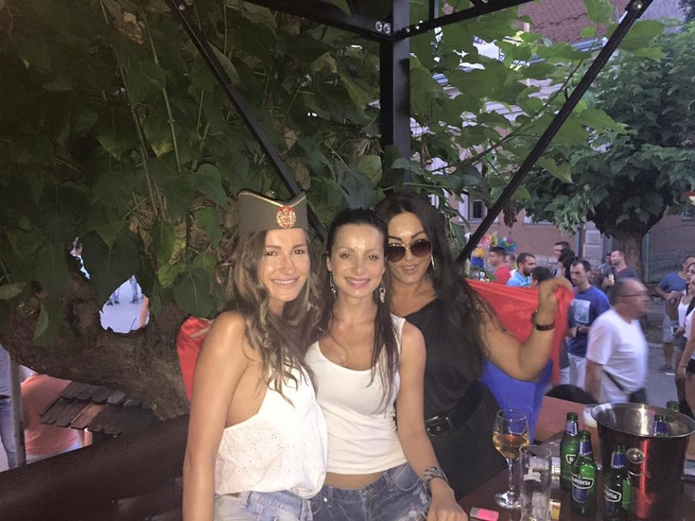 Gocine ćerke ludovale uz trubače (FOTO)