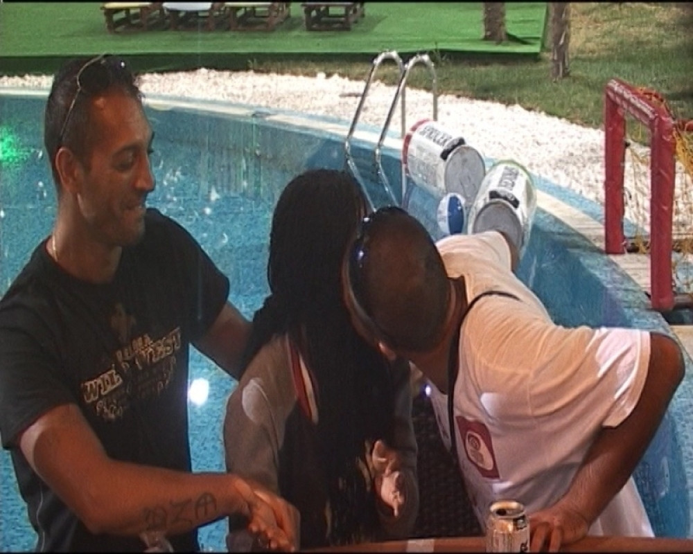 Burek poljubio Ejmi!