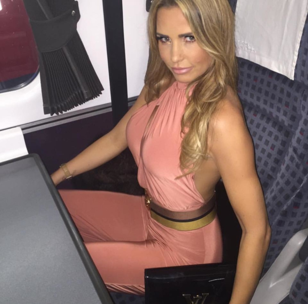 Keti Prajs na udaru obožavaoca zbog slike na Fejsbuku (FOTO)