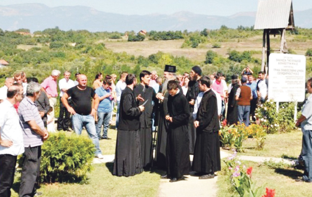 Teodosije: Ne prodajte imanja i rađajte decu!