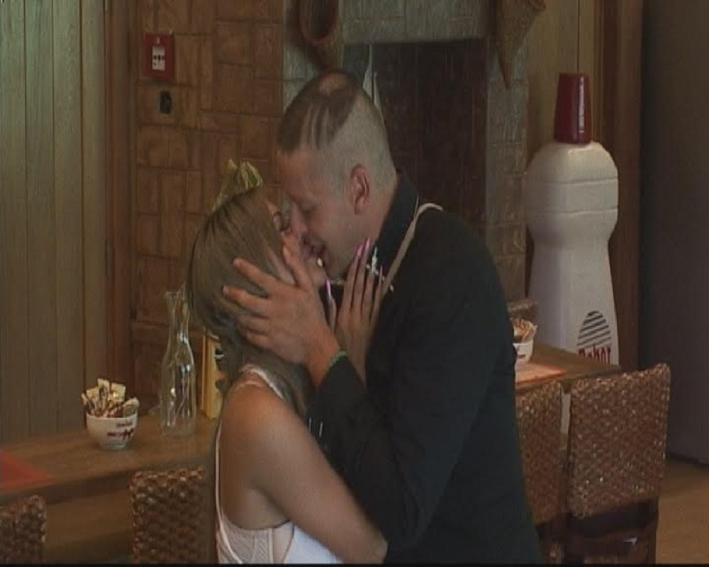 Vuk konačno ljubio Dajmond! (FOTO)