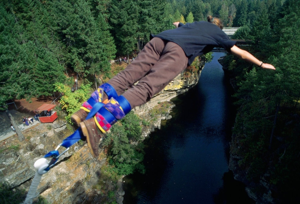 Devojka stradala tokom bandži skoka