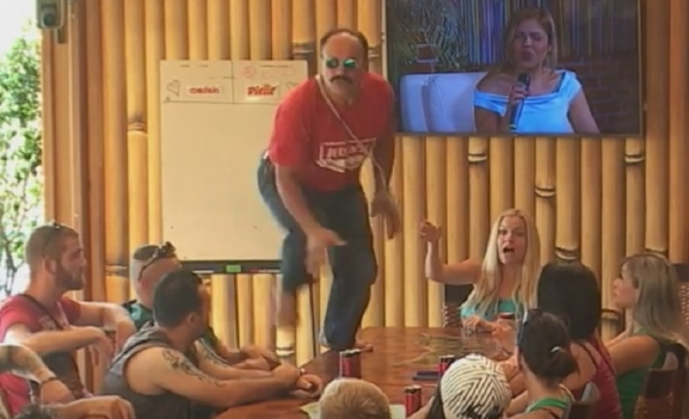 OPET DIVLJA ~ Zmaj skače na sto! (VIDEO)