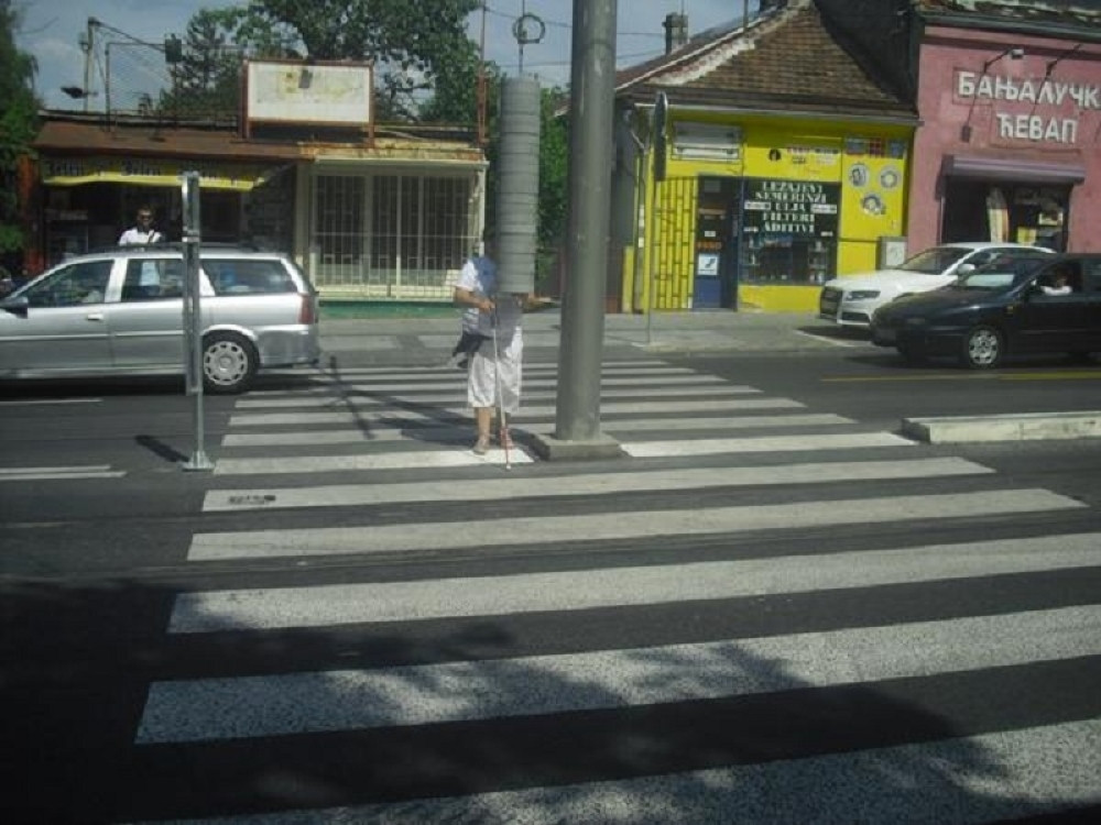 Šta je ovo nasred pešačkog u Vojvode Stepe?