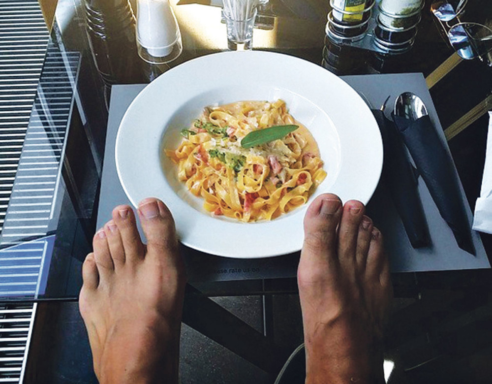 Amidžić stopalima ismeva starlete!