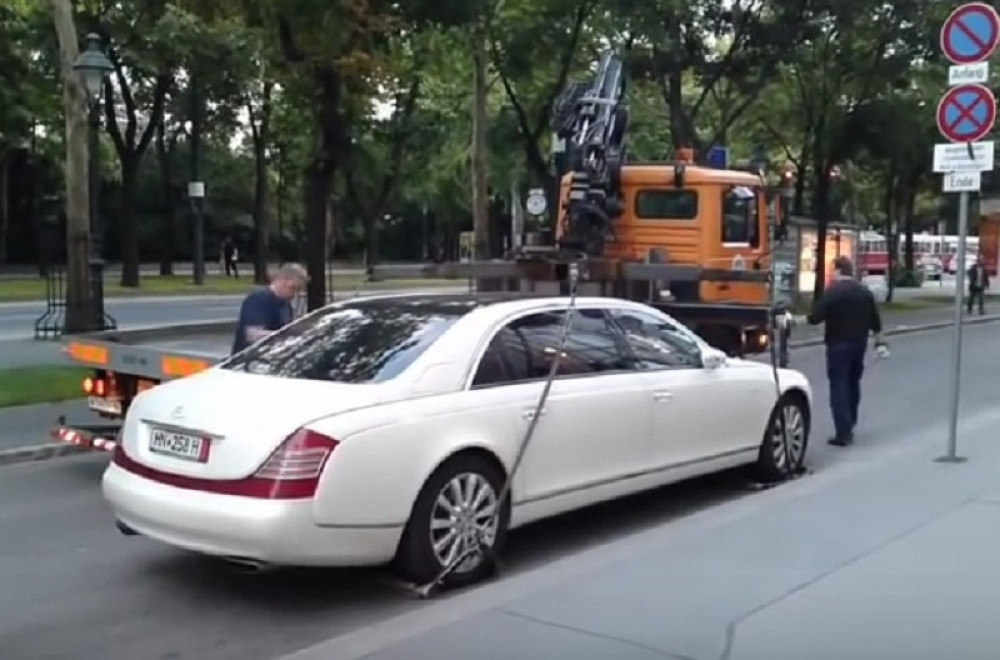 NASMEJAĆETE SE DO SUZA Ovako izgleda kada pauk hoće da odnese Majbah! (VIDEO)