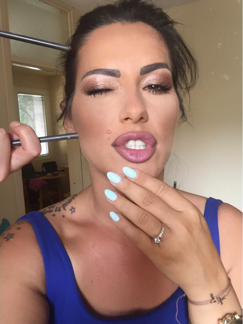 Seka opet ostavila stotine ljudi ispred kluba! (FOTO)