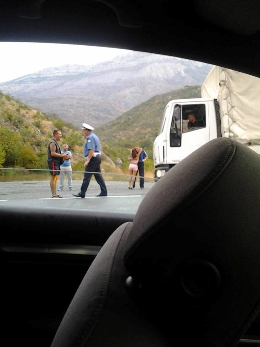 Diskrecija obrlatila policajca pa izbegla kaznu! (FOTO)