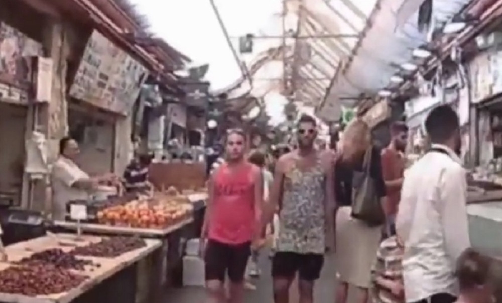 Dva geja prošetala Jerusalimom držeći se za ruke!