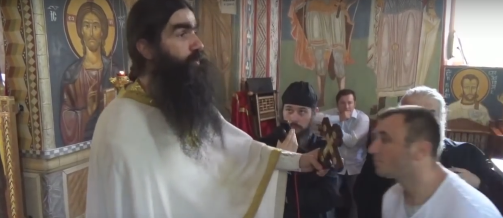 Teretana je teretana, hram je hram! (VIDEO)