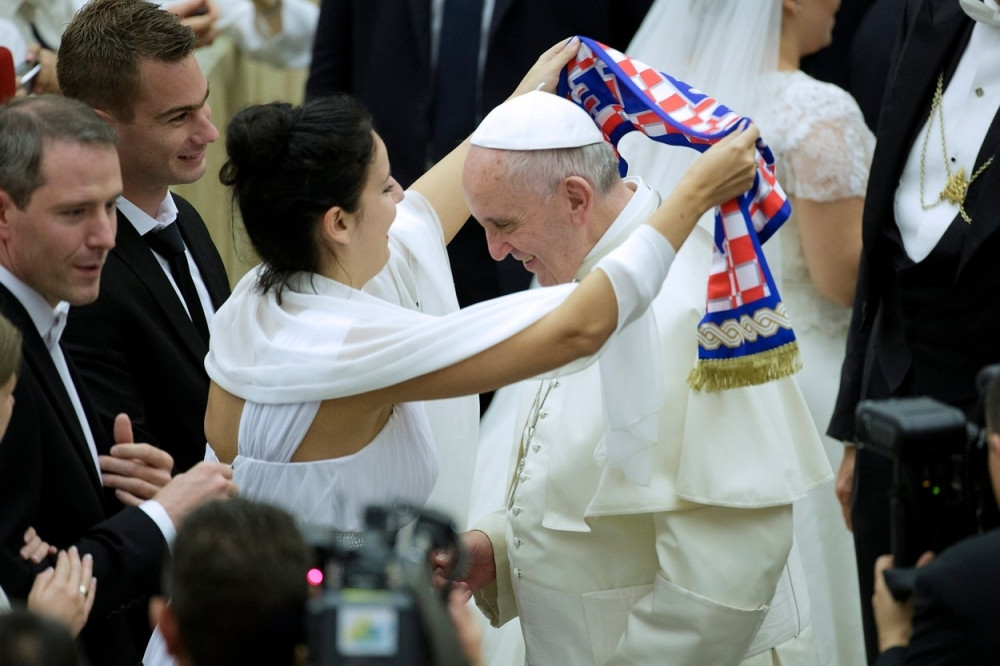 Mlada okitila papu sa šalom Hrvatske!