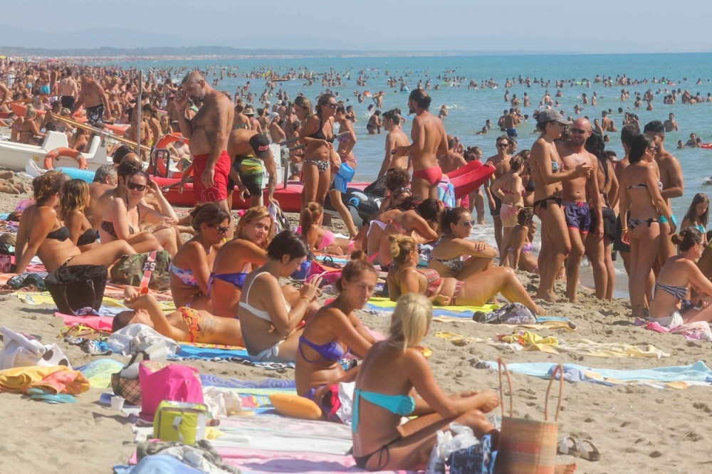 Džipom se zaleteo među kupače!