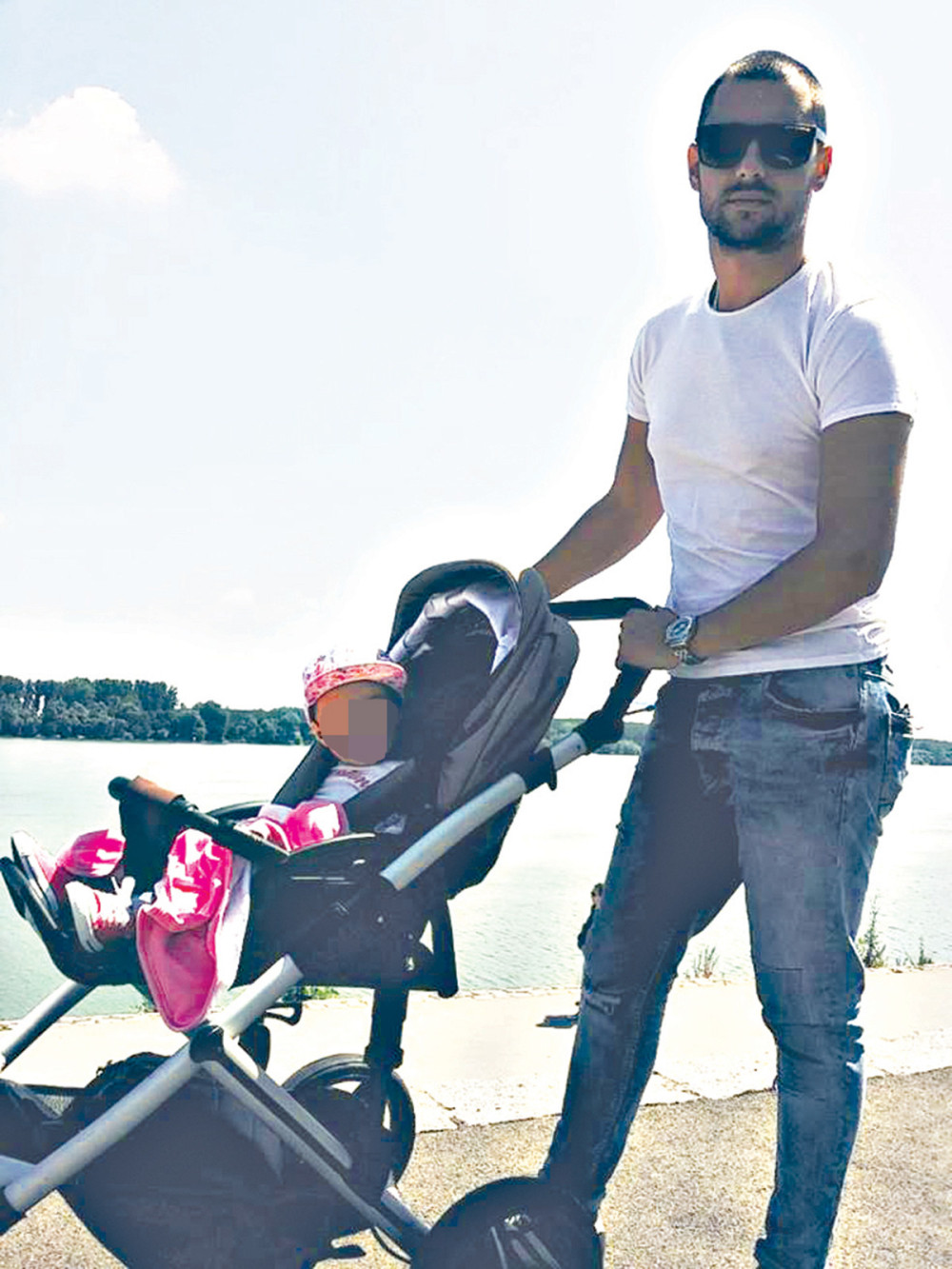 Nemanja kao Flojd sa dečjim kolicima