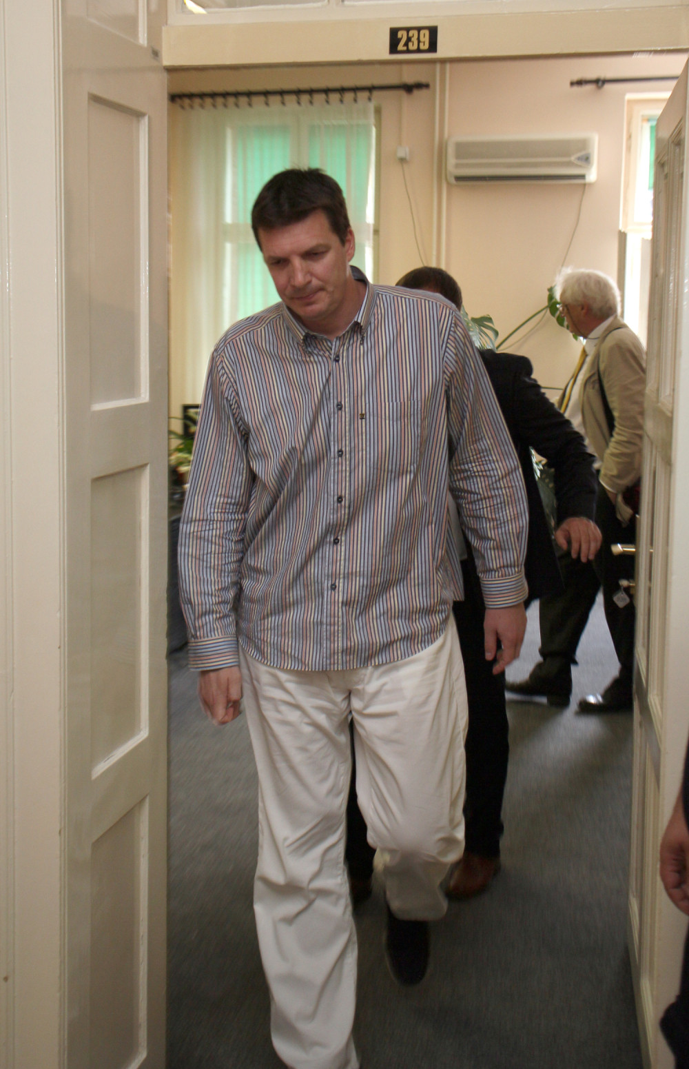 Veštak: Dve osobe falsifikovale potpis Andreja Vučića