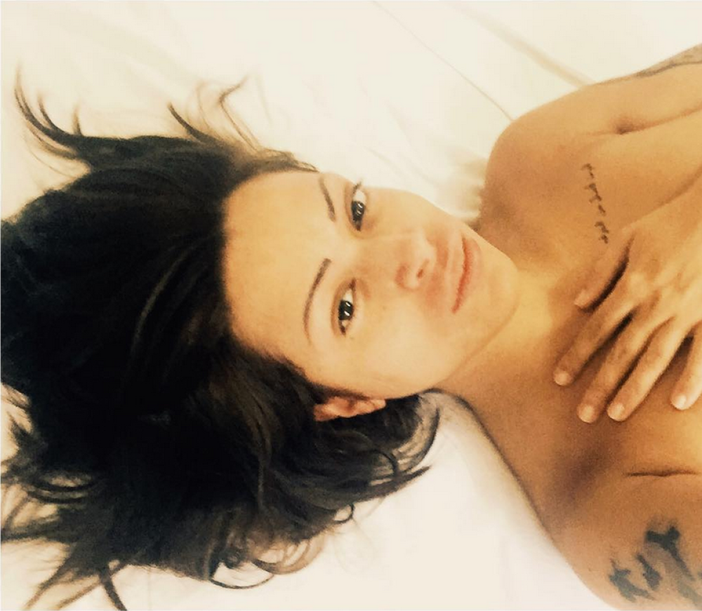 Naša kontroverzna pevačica objavila fotografiju na kojoj DODIRUJE BRADAVICE! (FOTO 18+)