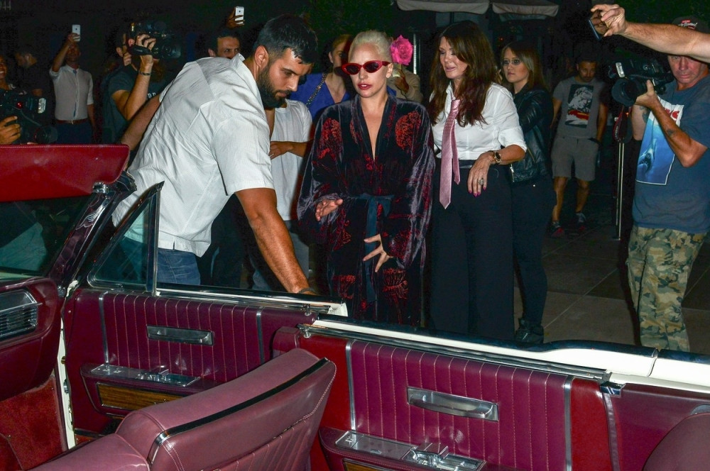 Lejdi Gaga se prosula ispred restorana! (FOTO)
