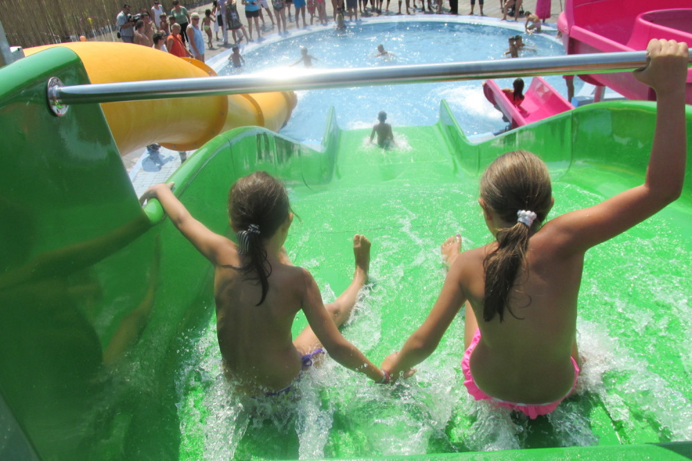 Mališani iz Trstenika otvorili svoj bazen (FOTO)