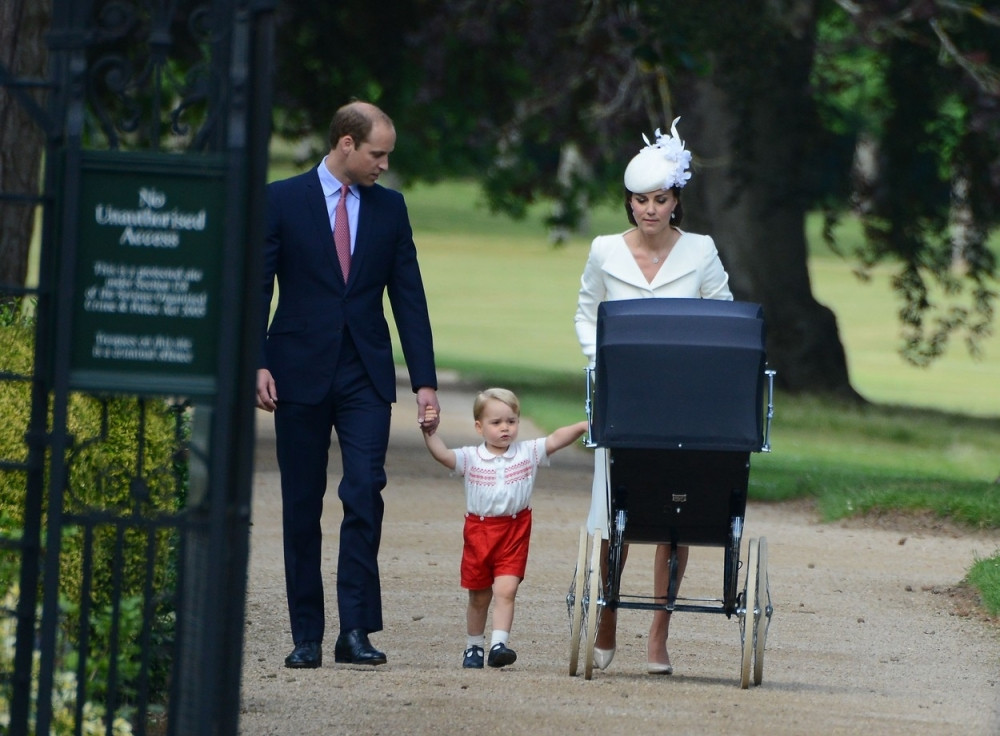 Novinari, prestanite da nam uhodite decu!