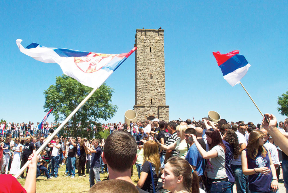 Narod pristiže u velikom broju na obeležavanje Vidovdana i godišnjice Kosovskog boja! (VIDEO)