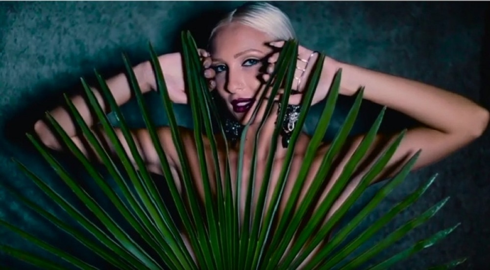 Pogledaje seksi spot Eme Lapin za pesmu "Puklo je"!