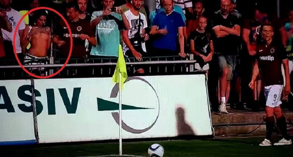 Golim grudima dekoncentriše rivale! (VIDEO)