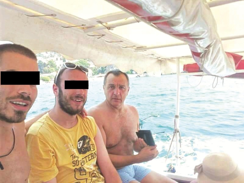 Bivši premijer se tiska na brodiću!