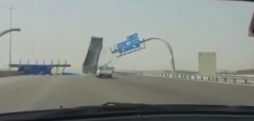 Kamiondžija se zakucao u znak na autoputu (VIDEO)