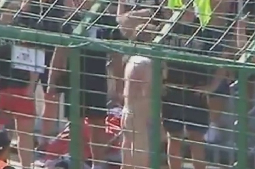 Zarobili protivničkog navijača pa ga skinuli i terali da peva! (VIDEO)