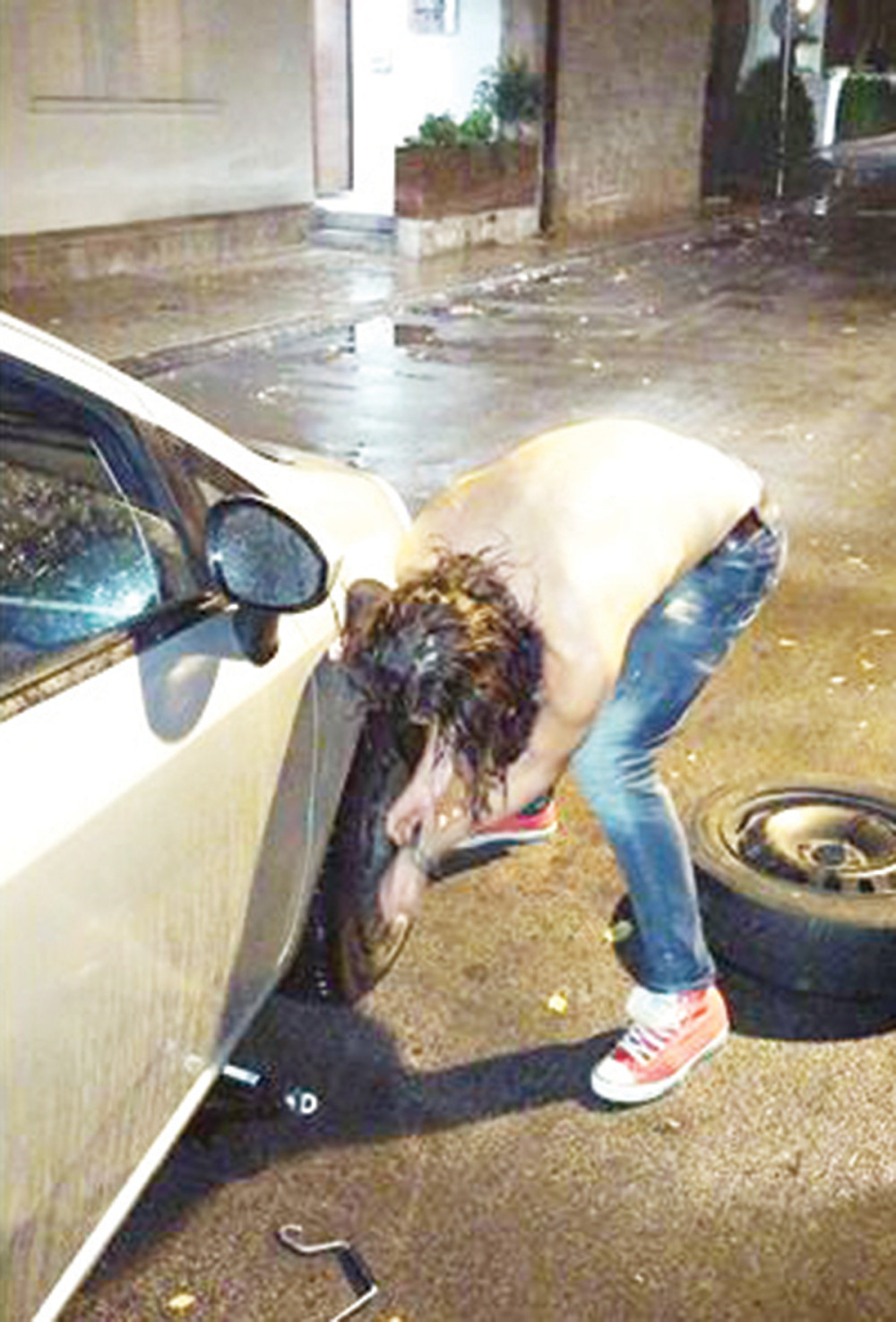 Pavle popravljao auto po kiši