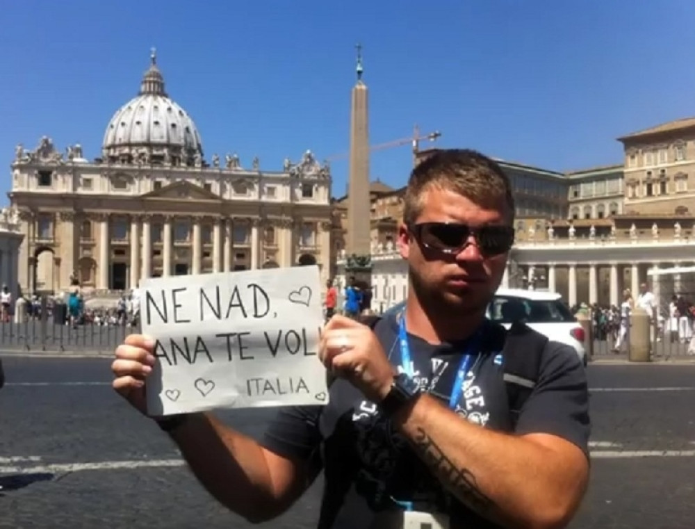 Iscimala ljude iz svih država na svetu da bi iznenadila dečka! (VIDEO)