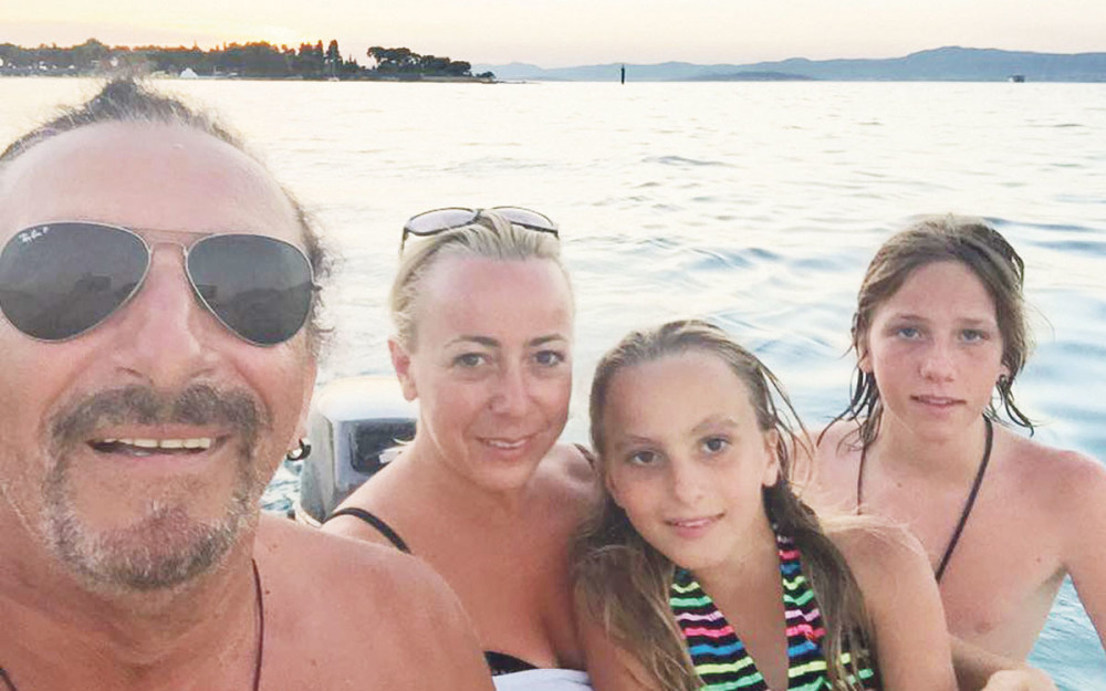 Željko Bebek na krstarenju sa porodicom