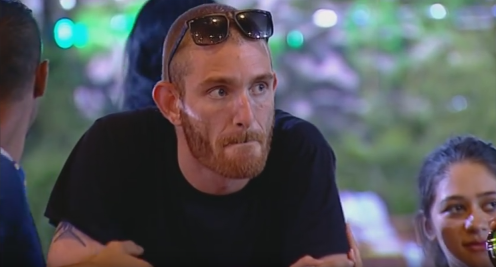 Jovan izbačen, gađao cimera stolicom!