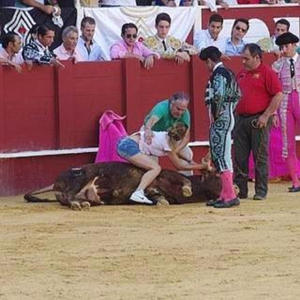 Uskočila u arenu da uteši ranjenog bika (VIDEO)