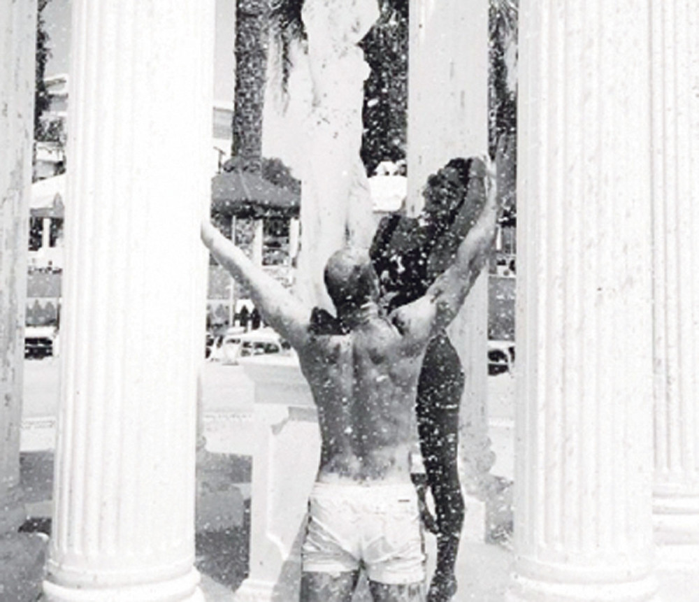 Bivši farmer postao dadilja (FOTO)