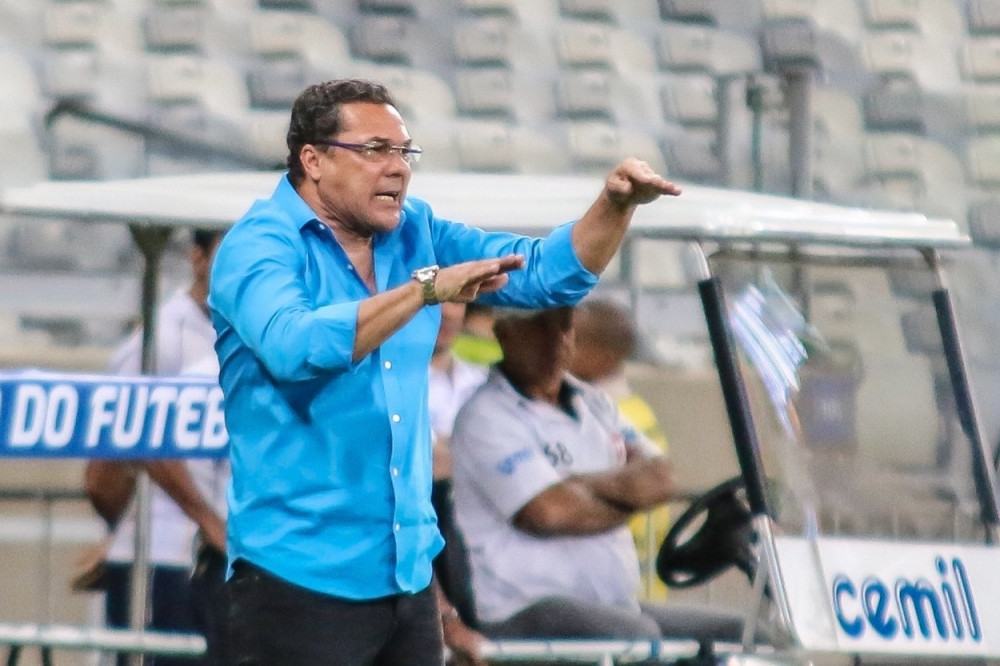 Trener se sudario sa igračem i polomio ruku! (VIDEO)