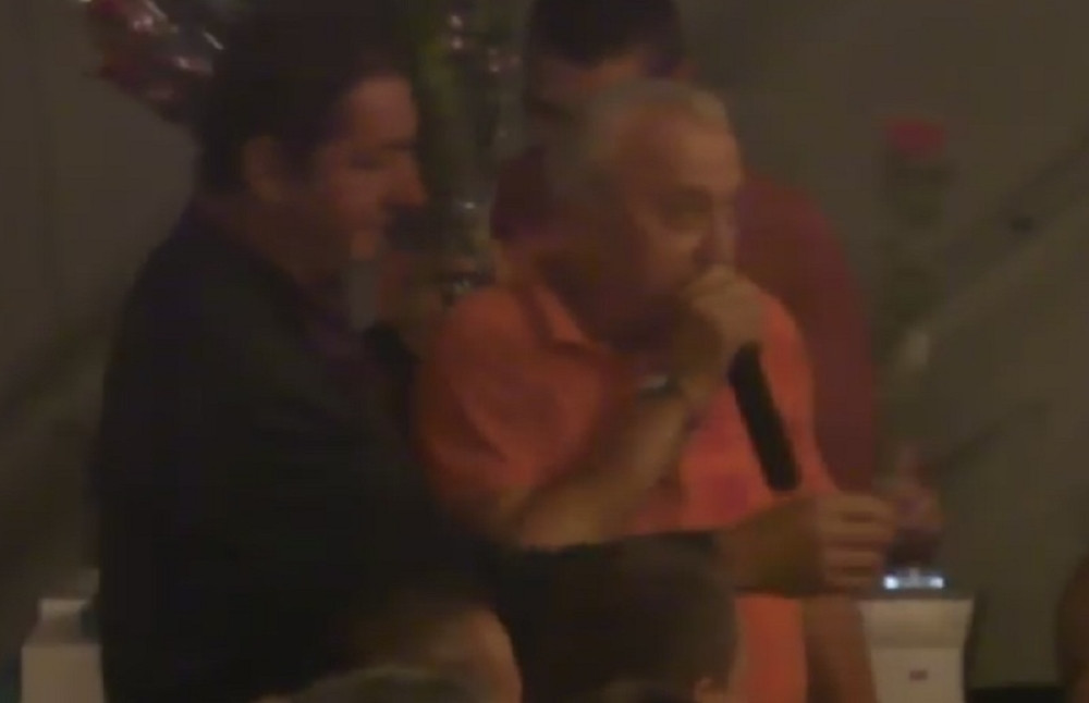 Era opsovao prodavca ruža na nastupu! (VIDEO)