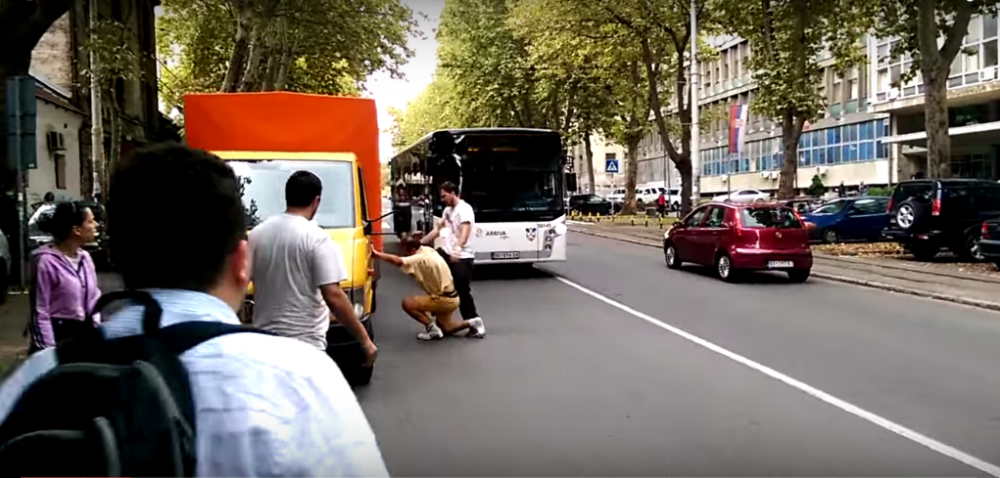 Brutalno pretukli starijeg čoveka u sred Beograda! (UZNEMIRUJUĆI VIDEO)