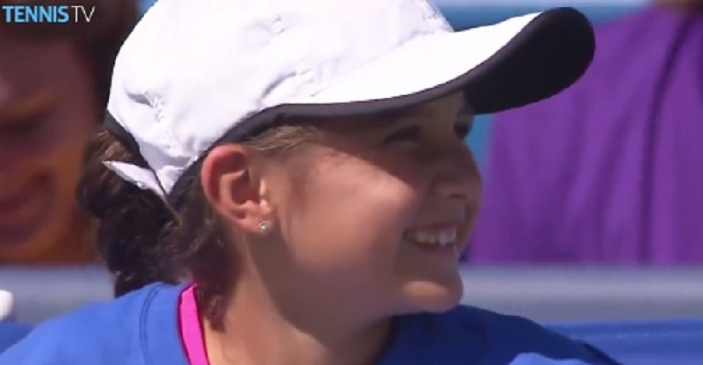 Nole, pa hoću i ja da se rukujem! (VIDEO)