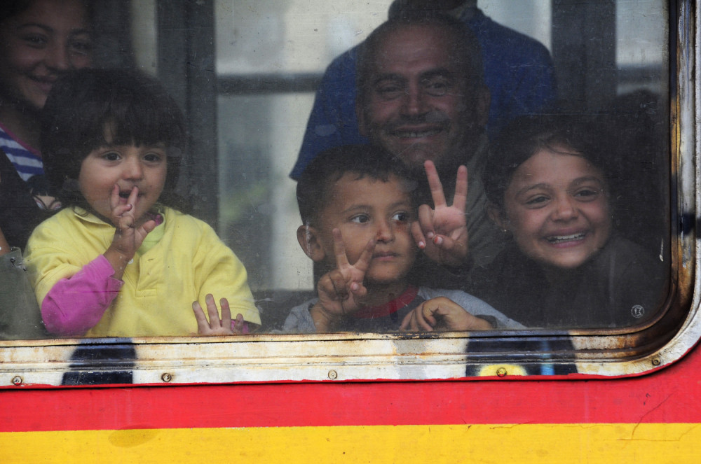 Voz sa izbeglicama zaustavljen na granici