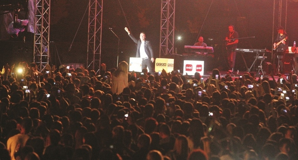 Jelena i Romana uživale u Željkovom koncertu